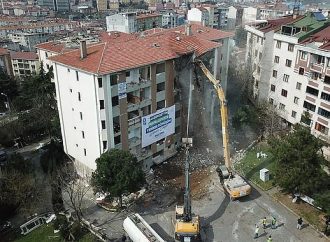 Eyüpsultan'da yerinde dönüşüm için dev sitedeki 7 blok yıkıldı!