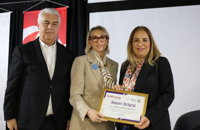 Emel Elik Bezaroğlu’na Başarı Ödülü