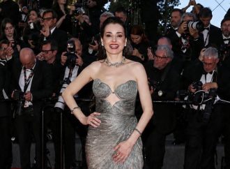 Cannes’da Vakko Zarafeti: Özgü Namal Kırmızı Halıda Göz Kamaştırdı