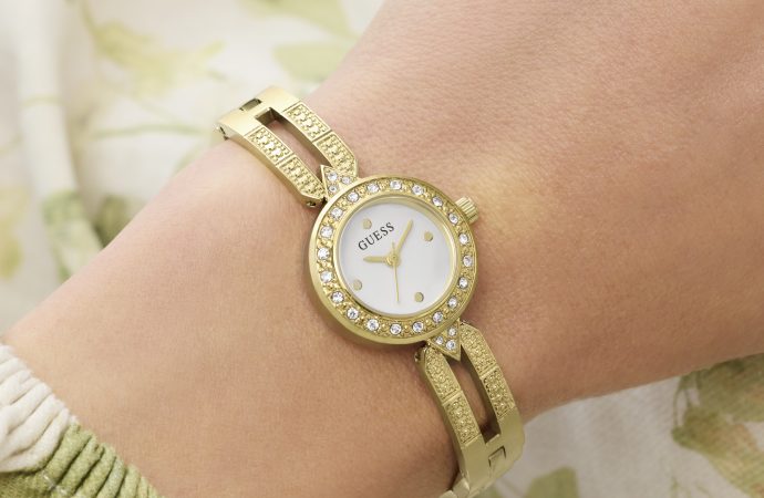 GUESS Cassidy ile Işıltı Stilinin Bir Parçasına Dönüşüyor