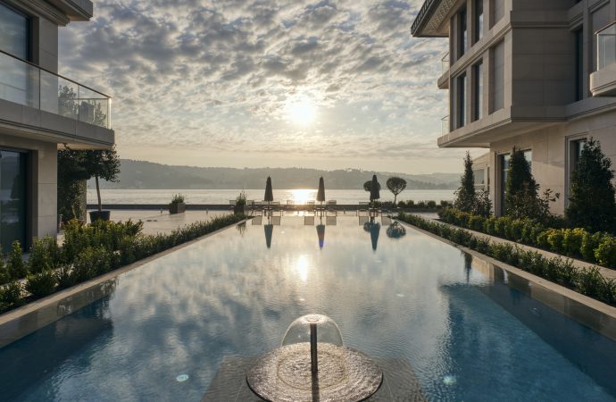 Boğaz’da Havuz Keyfi Mandarin Oriental Bosphorus, Istanbul’da