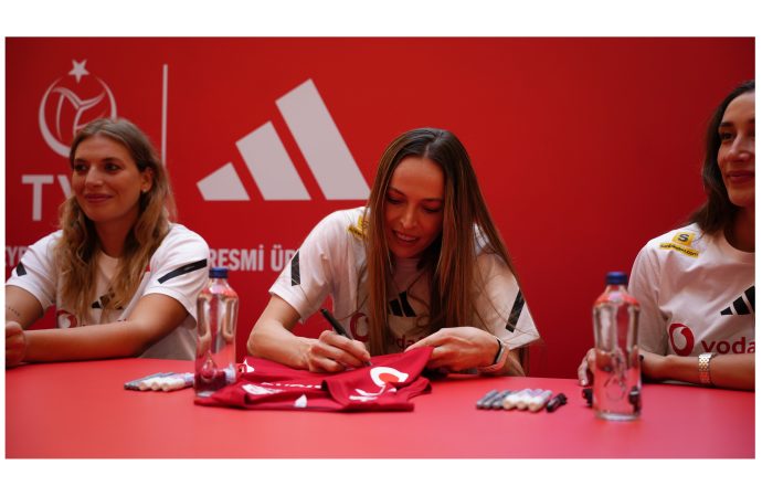 adidas Türkiye’den Filenin Sultanları’na Sürpriz