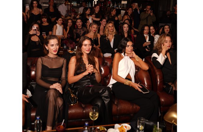 Serenay Sarıkaya, Le Défilé’de Podyumunda Paris’i Büyüledi…