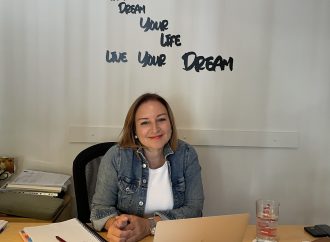 Perde Arkasında 24 Saat: Haber Atölyesi’nin Dinamik Dünyasını Elif Özyıldırım, Markadevleri.com İçin Anlatıyor